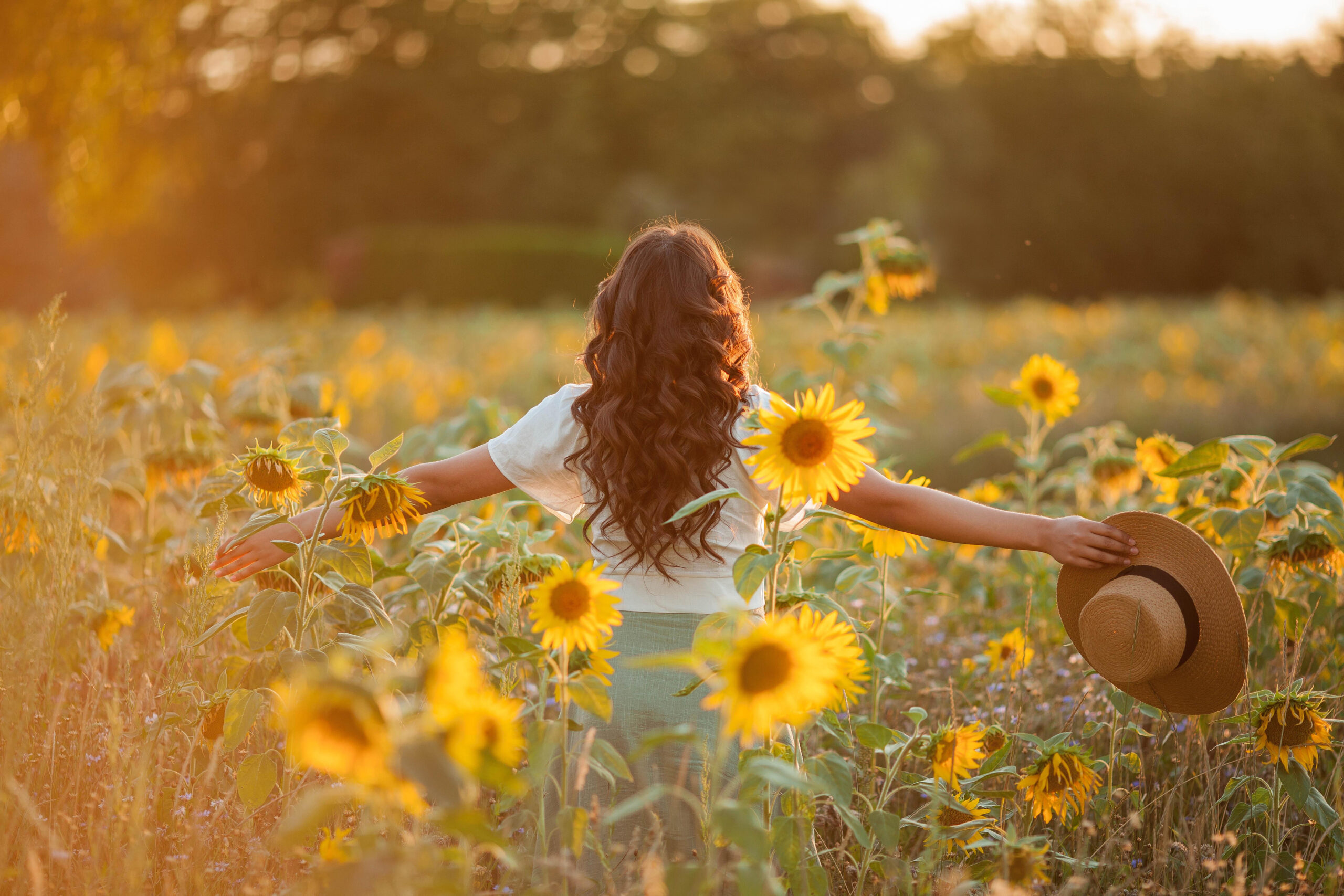 Vrouw in veld zonnebloemen